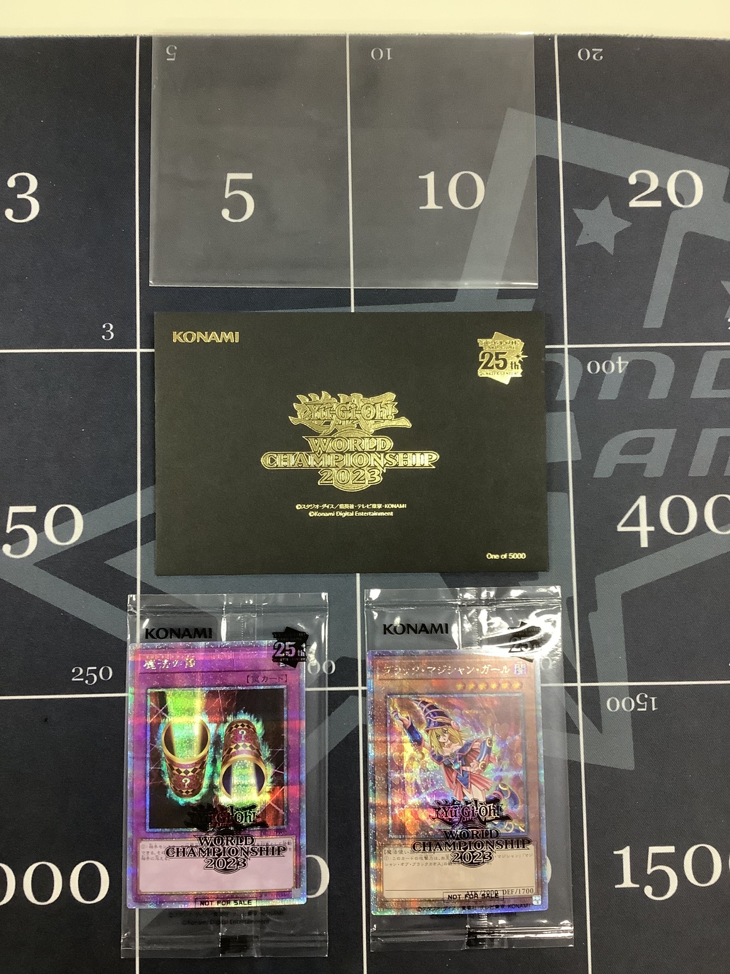 画像1: Yu-Gi-Oh! World Championship 2023 来場記念カードセット (WCS2023 封筒付 ブラックマジシャンガール25tn & 魔法の筒25th)　【実物写真】
